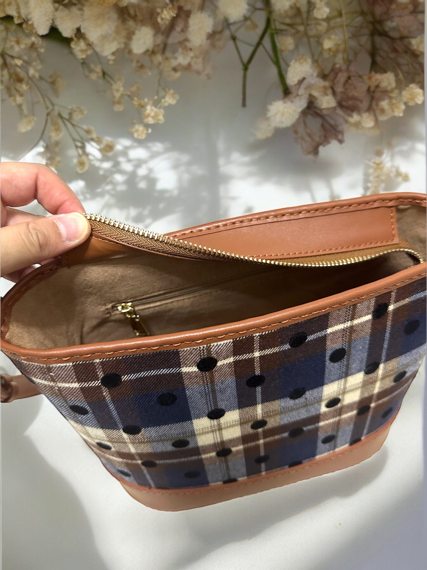 《手縫皮系列》 Aileen Bag - 經典格仔 立體波點