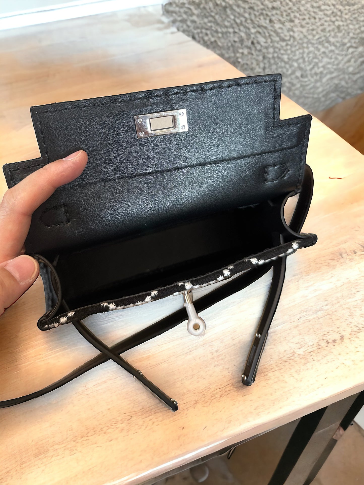 《手縫皮系列》 Zora bag - Black Padding Hearts (H…The corner賣中)