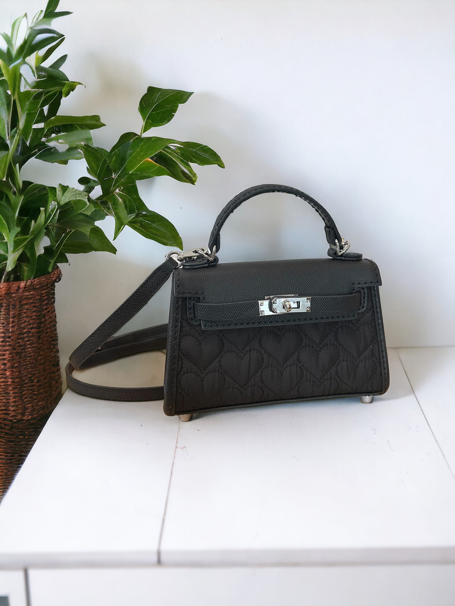 《手縫皮系列》 Zora bag - Black Padding Hearts (H…The corner賣中)
