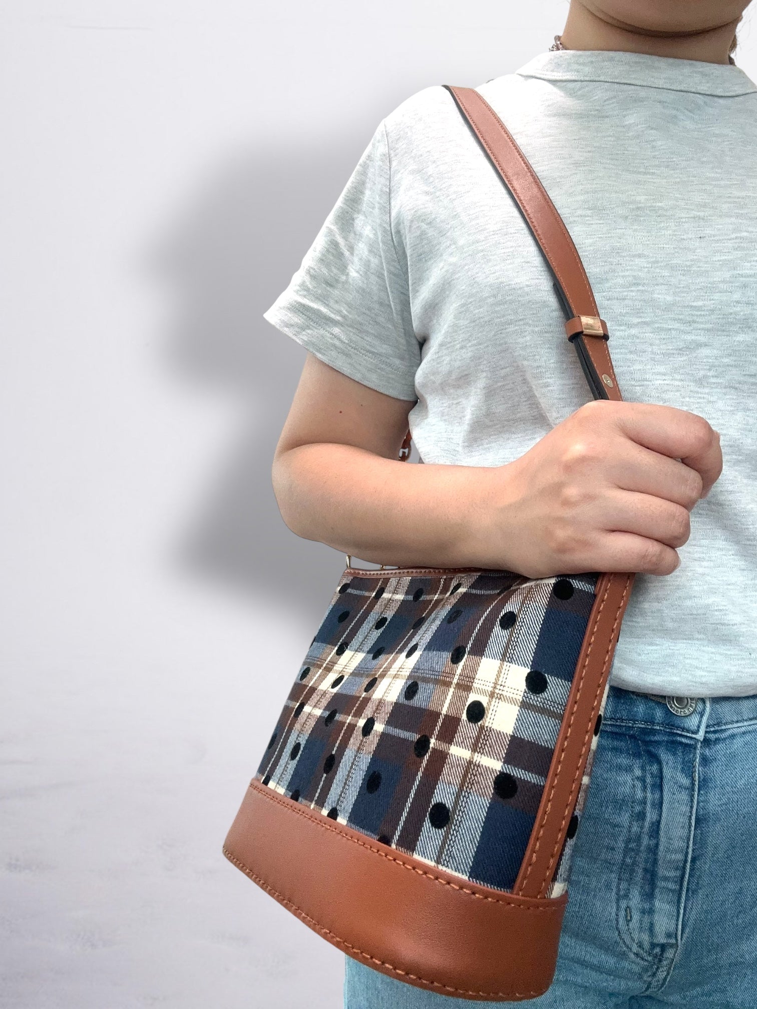 《手縫皮系列》 Aileen Bag - 經典格仔 立體波點