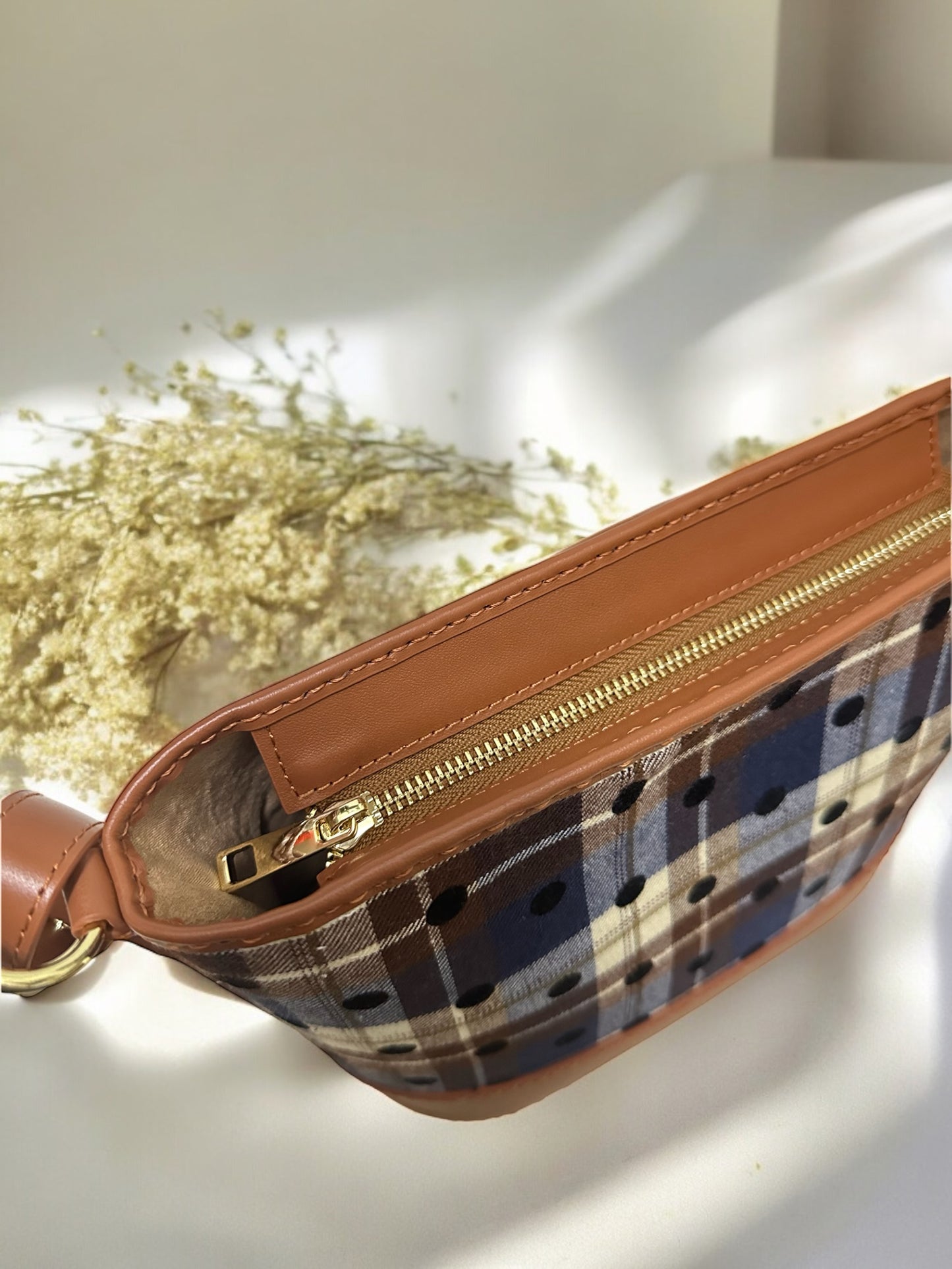 《手縫皮系列》 Aileen Bag - 經典格仔 立體波點