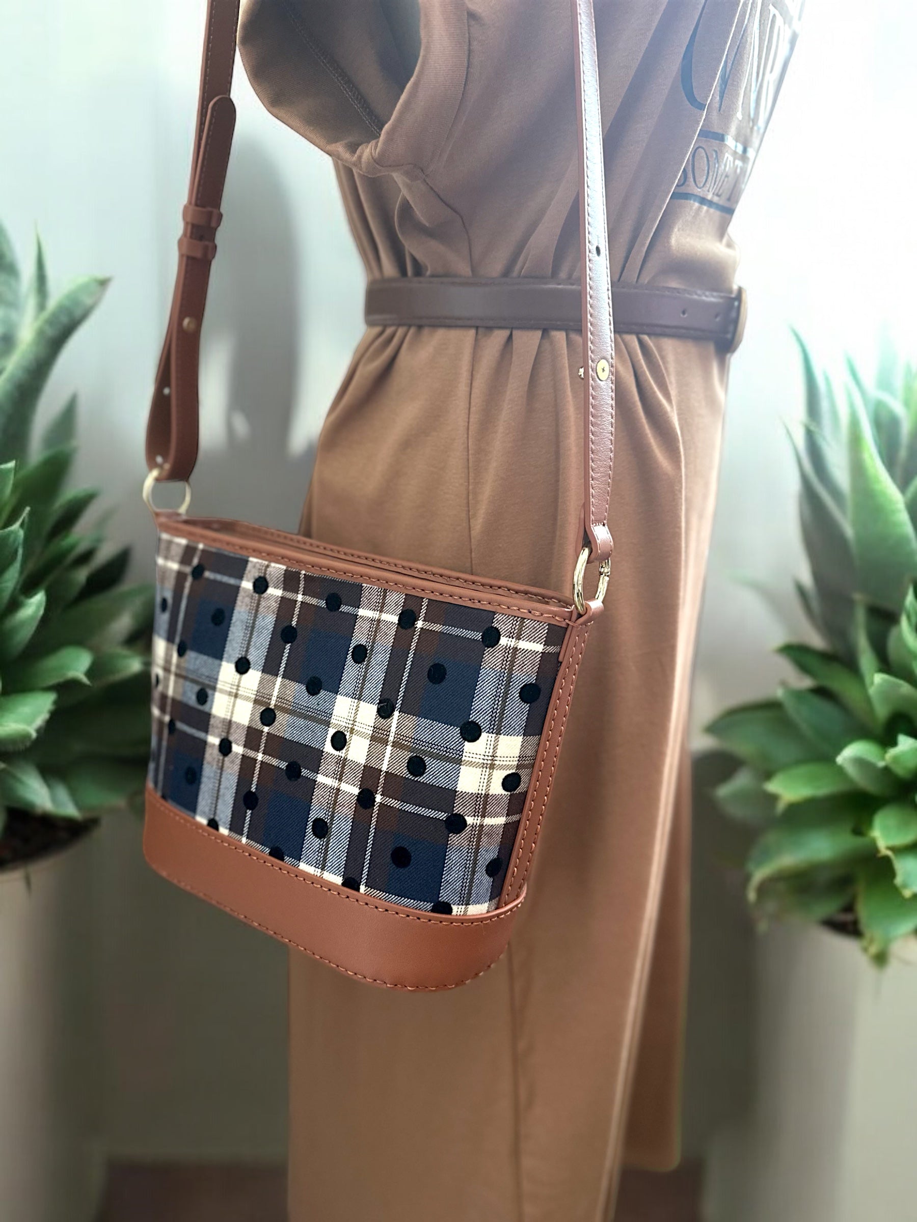 《手縫皮系列》 Aileen Bag - 經典格仔 立體波點