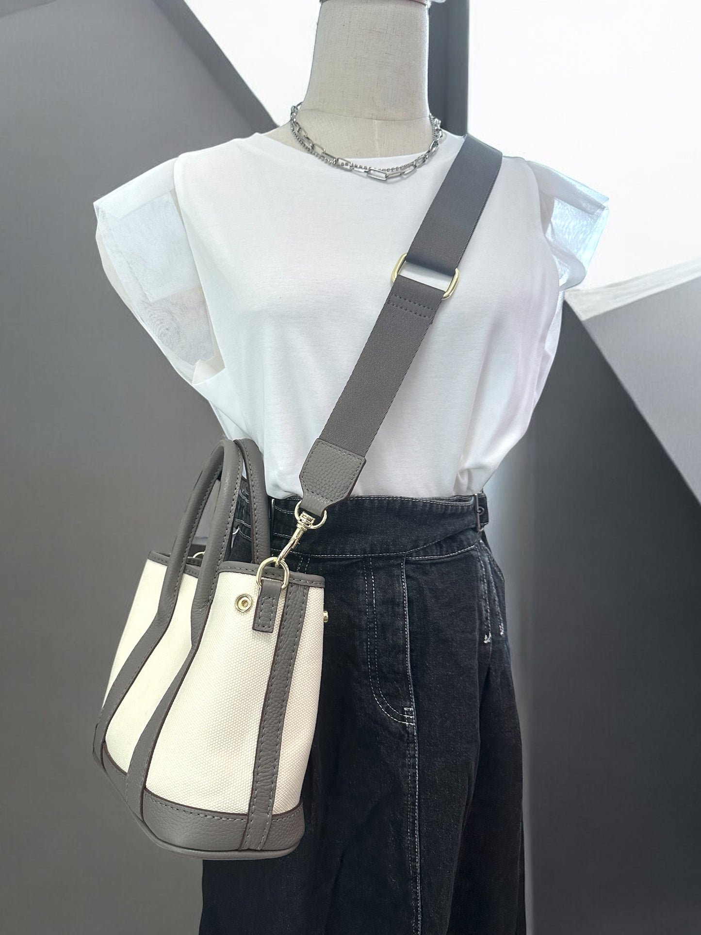 《手縫皮系列》Renee bag - 米白帆布/灰皮 size S